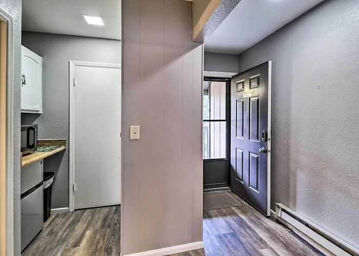 Convenient Pinetop Apt, 1-2 Mi To Golfing!